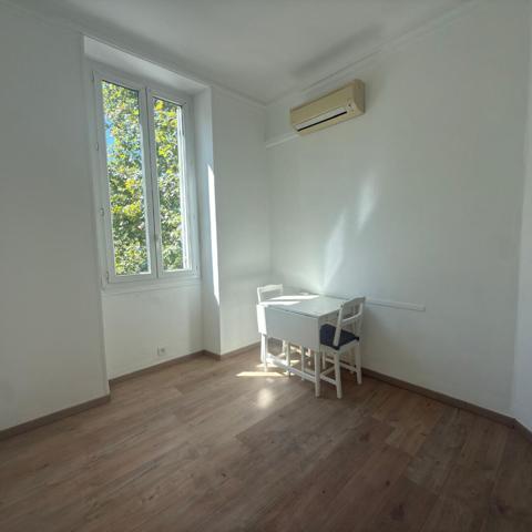 Appartement à louer 750 € CC Marseille 2 p 32 m² DPE D