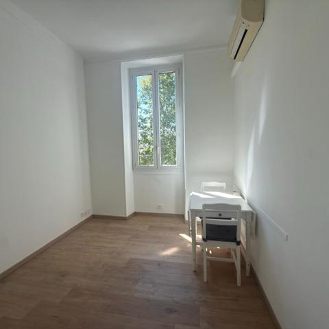 Appartement à louer 750 € CC Marseille 2 p 32 m² DPE D