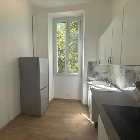 Appartement à louer 750 € CC Marseille 2 p 32 m² DPE D