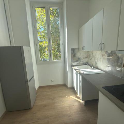 Appartement à louer 750 € CC Marseille 2 p 32 m² DPE D