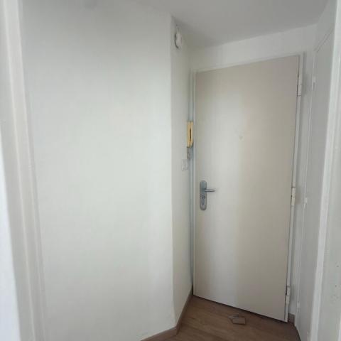 Appartement à louer 750 € CC Marseille 2 p 32 m² DPE D