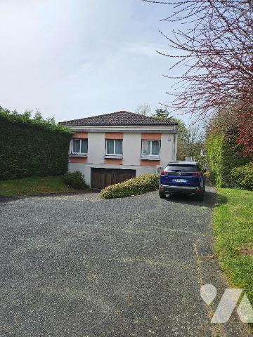 Une maison sur sous-sol avec vie de plain-pied  comprenant entrée, séjour, cuisine, véranda, ce...