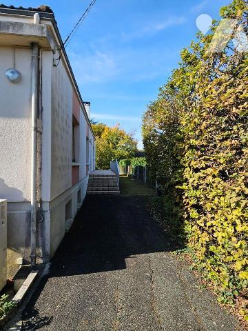 Une maison sur sous-sol avec vie de plain-pied  comprenant entrée, séjour, cuisine, véranda, ce...