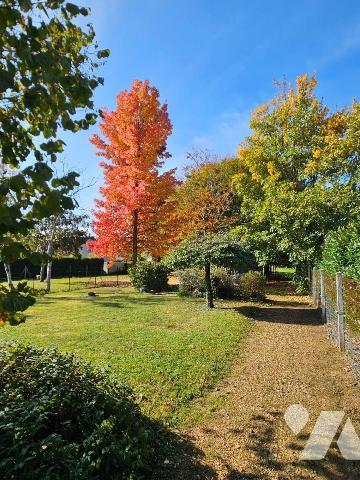 Une maison sur sous-sol avec vie de plain-pied  comprenant entrée, séjour, cuisine, véranda, ce...