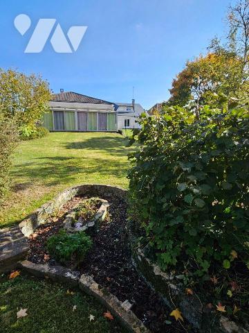 Une maison sur sous-sol avec vie de plain-pied  comprenant entrée, séjour, cuisine, véranda, ce...