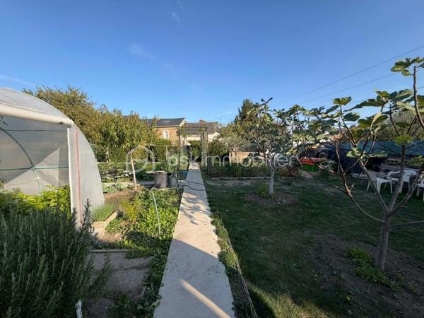 🏡 À SAISIR – Maison de ville lumineuse avec terrain de 450 m²

Venez découvrir cette charmante maison de ville d’environ 62 m², construite dans les années 1900, offrant un cadre de vie agréable et de beaux espaces.

Au rez-de-chaussée, vous profiterez d’une belle pièce de vie lumineuse, d’un salon, ainsi que d’une cuisine aménagée et équipée. Un WC avec lave-mains complète ce niveau.
Le rez-de-chaussée bénéficie également d’un chauffage au sol, apportant un confort supplémentaire au quotidien.

À l’étage, la maison dispose de deux chambres ainsi que d’une salle de bains avec WC.

Vous bénéficierez également de deux caves, idéales pour le stockage et le rangement.

À l’extérieur, vous profiterez d’un terrain de 450 m², agréable et offrant de nombreuses possibilités d’aménagement, ainsi que d’un abri de jardin.

⭐ DPE : D

Une maison lumineuse, fonctionnelle et pleine de potentiel, idéale pour un premier achat, un investissement ou simplement pour profiter d’un extérieur tout en restant proche des commodités.

📞 Une opportunité à saisir ! Contactez-moi dès maintenant pour plus d’informations ou pour organiser une visite.