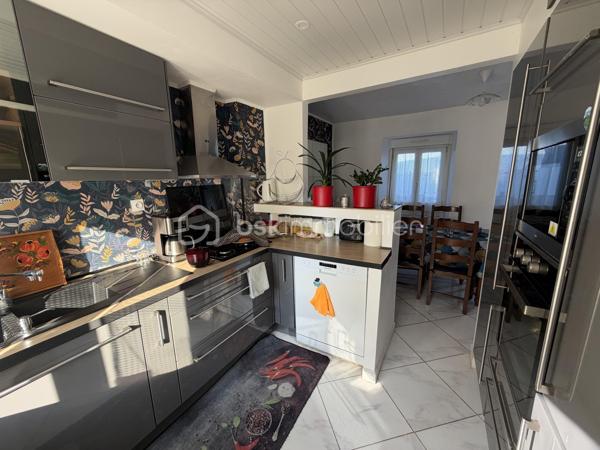 🏡 À SAISIR – Maison de ville lumineuse avec terrain de 450 m²

Venez découvrir cette charmante maison de ville d’environ 62 m², construite dans les années 1900, offrant un cadre de vie agréable et de beaux espaces.

Au rez-de-chaussée, vous profiterez d’une belle pièce de vie lumineuse, d’un salon, ainsi que d’une cuisine aménagée et équipée. Un WC avec lave-mains complète ce niveau.
Le rez-de-chaussée bénéficie également d’un chauffage au sol, apportant un confort supplémentaire au quotidien.

À l’étage, la maison dispose de deux chambres ainsi que d’une salle de bains avec WC.

Vous bénéficierez également de deux caves, idéales pour le stockage et le rangement.

À l’extérieur, vous profiterez d’un terrain de 450 m², agréable et offrant de nombreuses possibilités d’aménagement, ainsi que d’un abri de jardin.

⭐ DPE : D

Une maison lumineuse, fonctionnelle et pleine de potentiel, idéale pour un premier achat, un investissement ou simplement pour profiter d’un extérieur tout en restant proche des commodités.

📞 Une opportunité à saisir ! Contactez-moi dès maintenant pour plus d’informations ou pour organiser une visite.