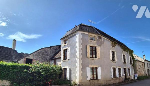 Quel charme pour cette maison bourgeoise avec ses matériaux nobles comme les parquets massifs, ...
