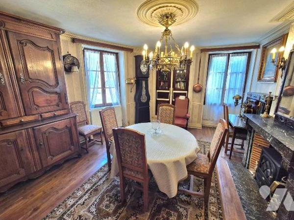 Quel charme pour cette maison bourgeoise avec ses matériaux nobles comme les parquets massifs, ...