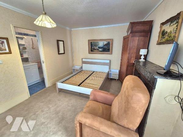 Quel charme pour cette maison bourgeoise avec ses matériaux nobles comme les parquets massifs, ...