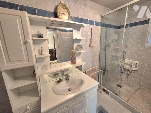 Quel charme pour cette maison bourgeoise avec ses matériaux nobles comme les parquets massifs, ...
