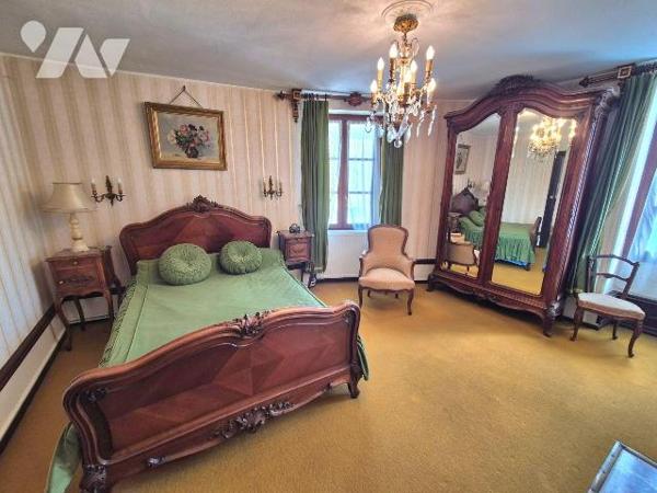 Quel charme pour cette maison bourgeoise avec ses matériaux nobles comme les parquets massifs, ...