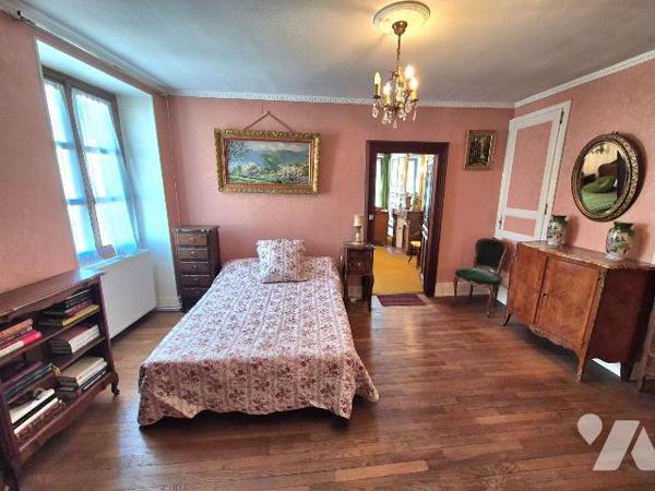 Quel charme pour cette maison bourgeoise avec ses matériaux nobles comme les parquets massifs, ...