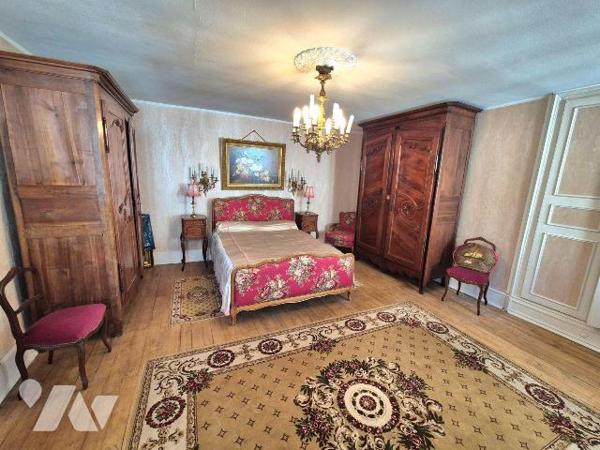Quel charme pour cette maison bourgeoise avec ses matériaux nobles comme les parquets massifs, ...