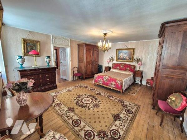 Quel charme pour cette maison bourgeoise avec ses matériaux nobles comme les parquets massifs, ...