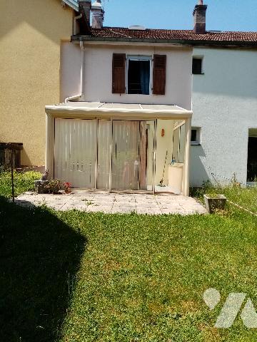 maison mitoyenne (régime copropriété) de 87 m² jardins attenant et non attenants, garage , grenier