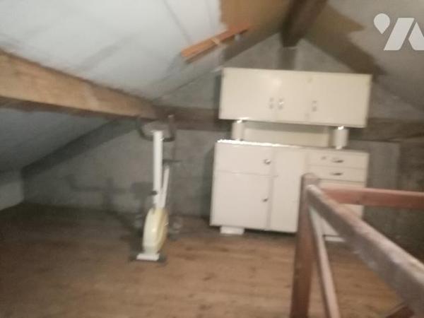 maison mitoyenne (régime copropriété) de 87 m² jardins attenant et non attenants, garage , grenier