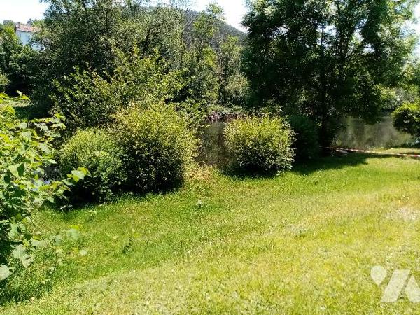 maison mitoyenne (régime copropriété) de 87 m² jardins attenant et non attenants, garage , grenier