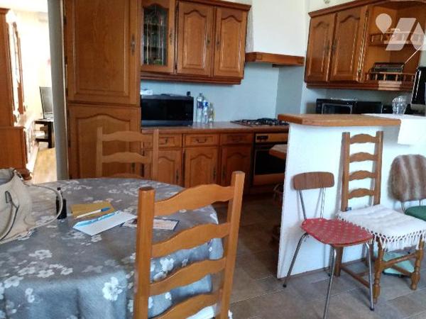 maison mitoyenne (régime copropriété) de 87 m² jardins attenant et non attenants, garage , grenier
