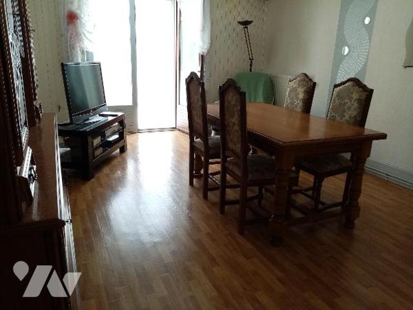 maison mitoyenne (régime copropriété) de 87 m² jardins attenant et non attenants, garage , grenier