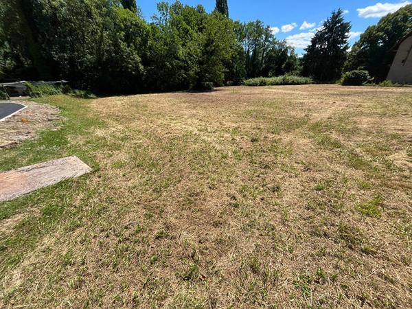 Terrain constructible avec vue dégagée - Méry ( 1237 m²)