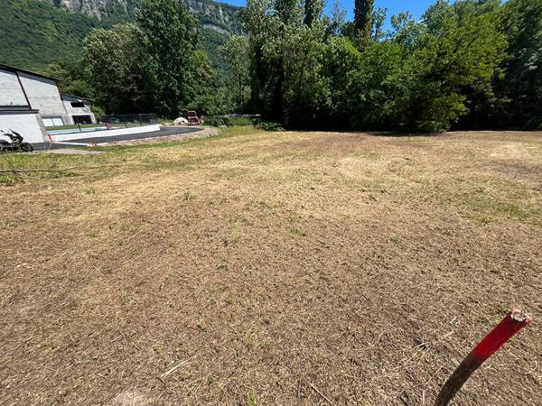 Terrain constructible avec vue dégagée - Méry ( 1237 m²)