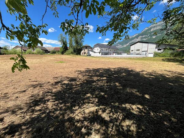 Terrain constructible avec vue dégagée - Méry ( 1237 m²)