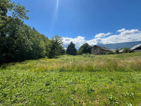 Terrain constructible avec vue dégagée - Méry ( 1237 m²)