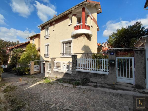 Maison
                                                                                                                                                                                                                                                                                                                        6 pièce(s)                                                                                                                                                                                                          4 chambre(s)                                                                                                                                                                                                          185  m²