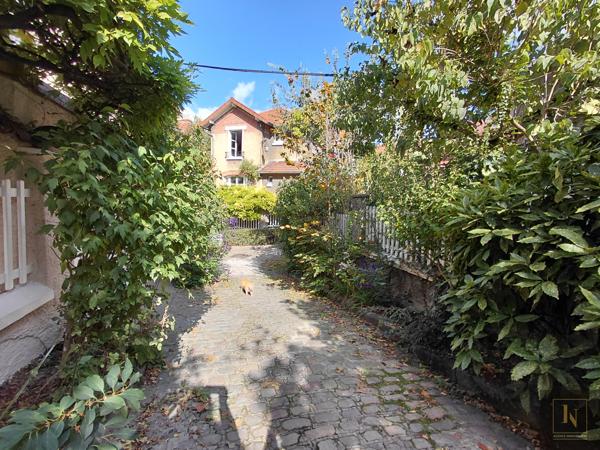 Maison
                                                                                                                                                                                                                                                                                                                        6 pièce(s)                                                                                                                                                                                                          4 chambre(s)                                                                                                                                                                                                          185  m²