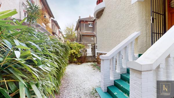 Maison
                                                                                                                                                                                                                                                                                                                        6 pièce(s)                                                                                                                                                                                                          4 chambre(s)                                                                                                                                                                                                          185  m²