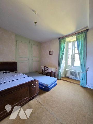 10 min. VILLAINES-LA-JUHEL (53), en campagne, ensemble immobilier composé :
-d'une maison d'ha...