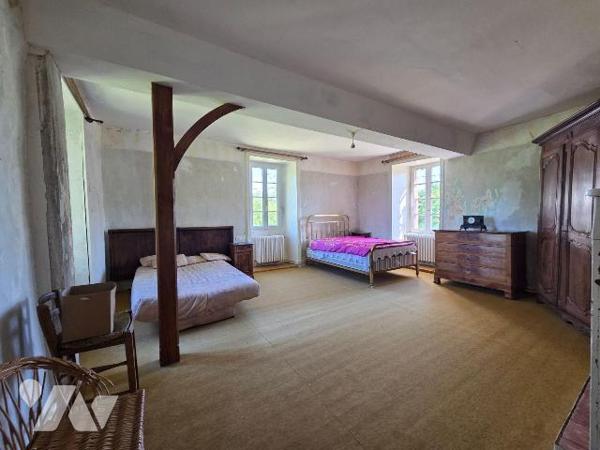10 min. VILLAINES-LA-JUHEL (53), en campagne, ensemble immobilier composé :
-d'une maison d'ha...