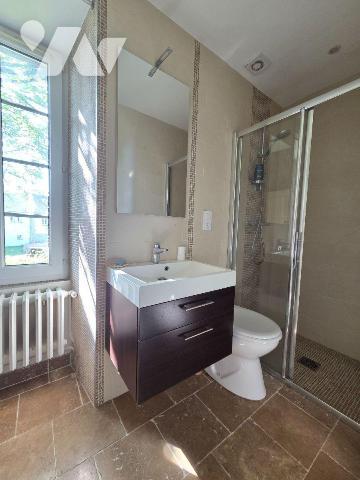 10 min. VILLAINES-LA-JUHEL (53), en campagne, ensemble immobilier composé :
-d'une maison d'ha...