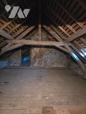 10 min. VILLAINES-LA-JUHEL (53), en campagne, ensemble immobilier composé :
-d'une maison d'ha...