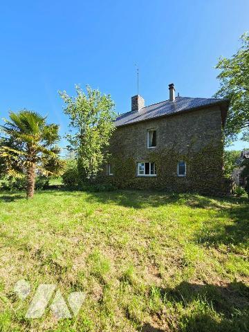10 min. VILLAINES-LA-JUHEL (53), en campagne, ensemble immobilier composé :
-d'une maison d'ha...