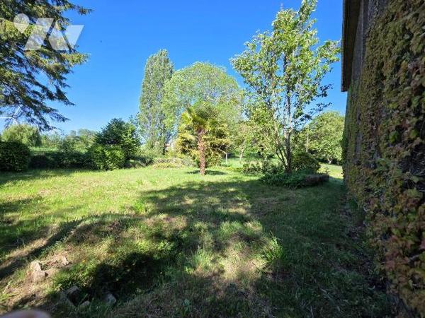 10 min. VILLAINES-LA-JUHEL (53), en campagne, ensemble immobilier composé :
-d'une maison d'ha...