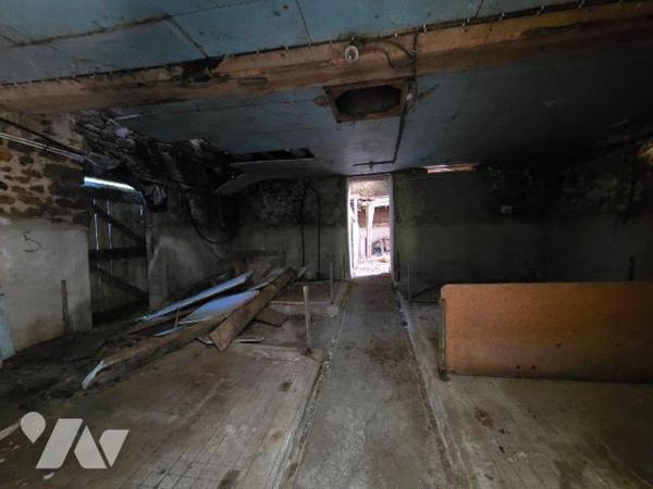 10 min. VILLAINES-LA-JUHEL (53), en campagne, ensemble immobilier composé :
-d'une maison d'ha...