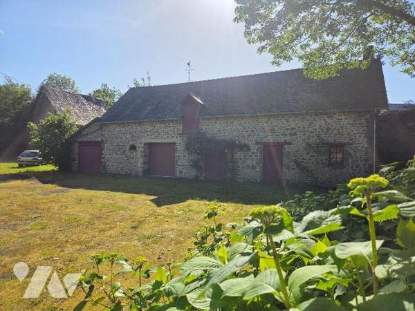 10 min. VILLAINES-LA-JUHEL (53), en campagne, ensemble immobilier composé :
-d'une maison d'ha...