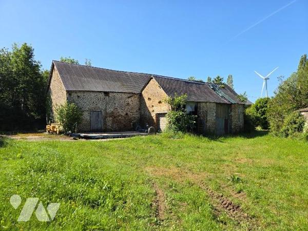 10 min. VILLAINES-LA-JUHEL (53), en campagne, ensemble immobilier composé :
-d'une maison d'ha...