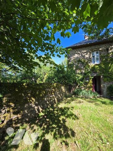 10 min. VILLAINES-LA-JUHEL (53), en campagne, ensemble immobilier composé :
-d'une maison d'ha...