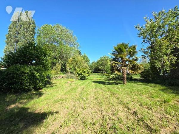 10 min. VILLAINES-LA-JUHEL (53), en campagne, ensemble immobilier composé :
-d'une maison d'ha...