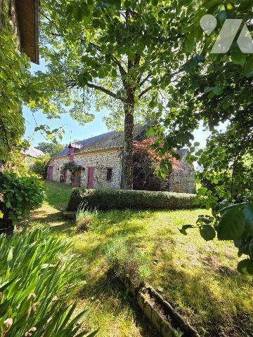 10 min. VILLAINES-LA-JUHEL (53), en campagne, ensemble immobilier composé :
-d'une maison d'ha...