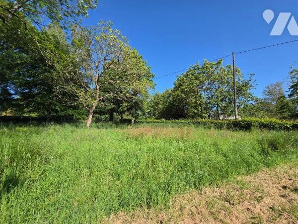 10 min. VILLAINES-LA-JUHEL (53), en campagne, ensemble immobilier composé :
-d'une maison d'ha...