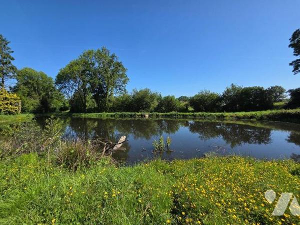 10 min. VILLAINES-LA-JUHEL (53), en campagne, ensemble immobilier composé :
-d'une maison d'ha...