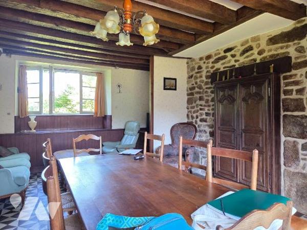 10 min. VILLAINES-LA-JUHEL (53), en campagne, ensemble immobilier composé :
-d'une maison d'ha...