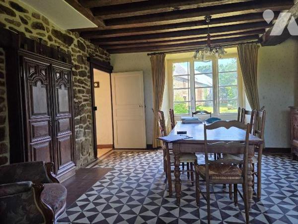 10 min. VILLAINES-LA-JUHEL (53), en campagne, ensemble immobilier composé :
-d'une maison d'ha...