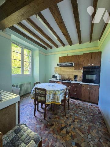 10 min. VILLAINES-LA-JUHEL (53), en campagne, ensemble immobilier composé :
-d'une maison d'ha...