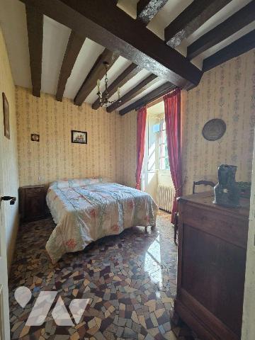 10 min. VILLAINES-LA-JUHEL (53), en campagne, ensemble immobilier composé :
-d'une maison d'ha...