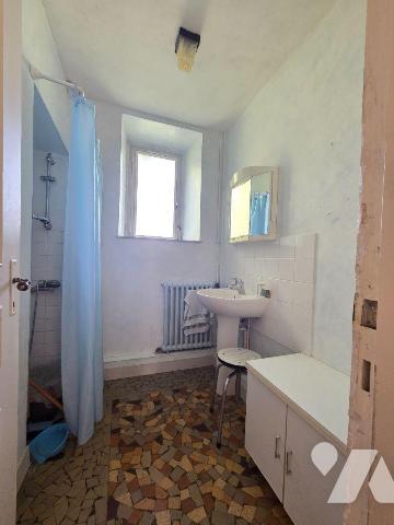 10 min. VILLAINES-LA-JUHEL (53), en campagne, ensemble immobilier composé :
-d'une maison d'ha...